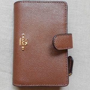 Saddle 2 medium corner zip in croosgrain leather